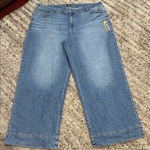 Lee Women's light wash wide leg trouser Jeans sz 28 long